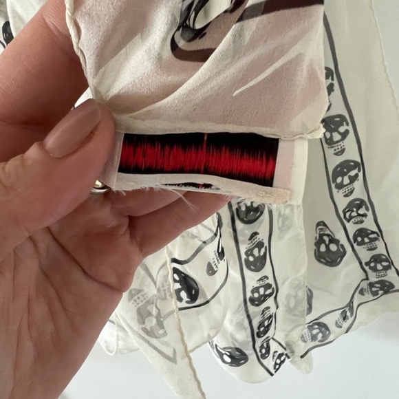 Alexander McQueen silk skull scarf black and cream - Picture 8 of 8